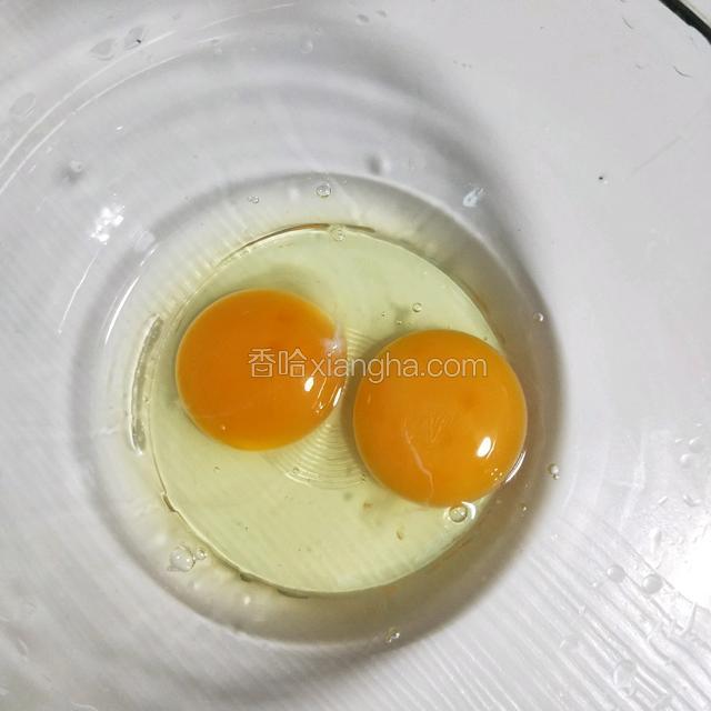 磕出两只鸡蛋，滴入几滴柠檬汁或者白醋去腥。