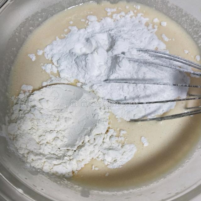 再倒入澄粉和低筋面粉。没有澄粉的也可以全部都用低筋面粉替代。彻底搅拌混合均匀。