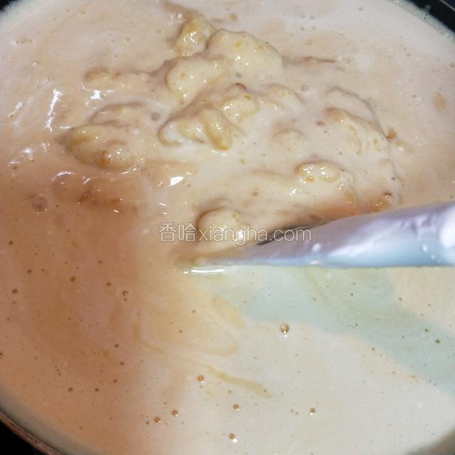 将以上液体倒入不粘锅，全程一定要小火，有耐心哦。慢慢翻炒。