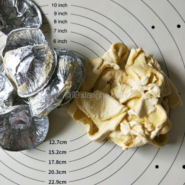 将软化的蛋挞皮从锡箔纸中取出揉成面团。