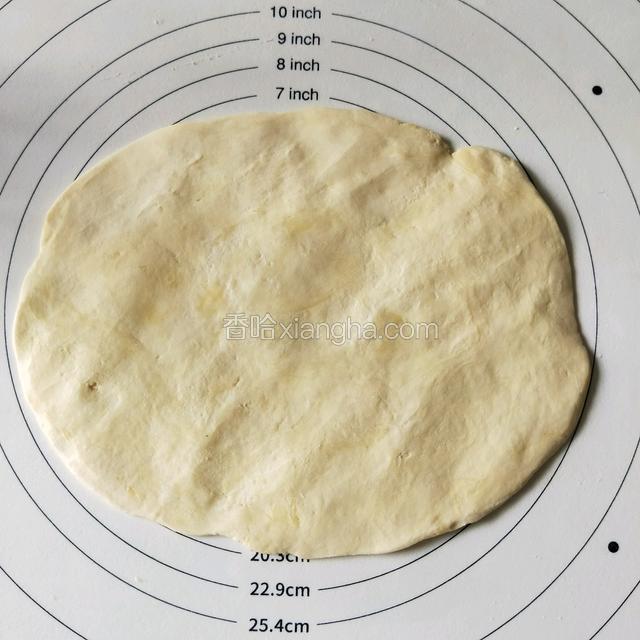 再用手按压成，直径长为24厘米的长方形面皮。