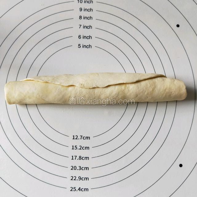 从一端向外慢慢卷紧。