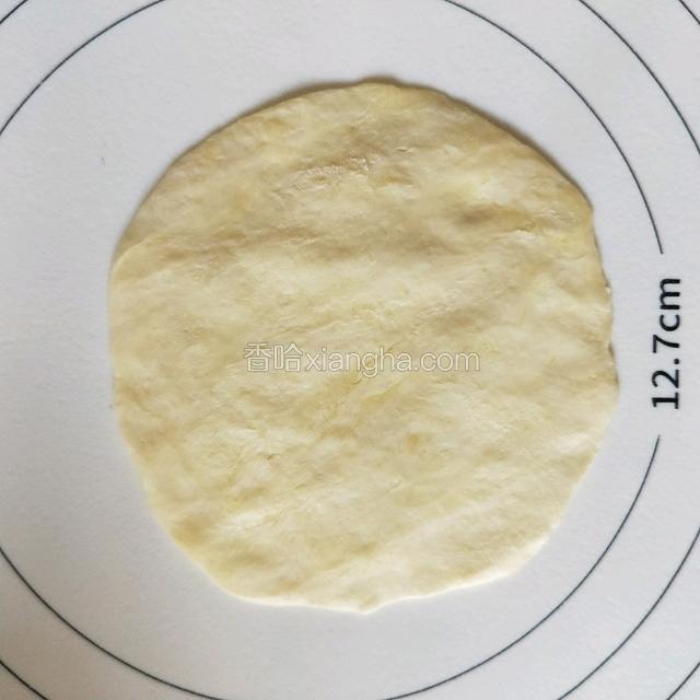 用手按压成圆形，中间厚边缘薄一点就可以了。