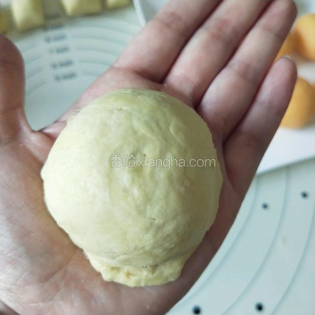 扣在手心顺着奶黄的皮慢慢往下撸。