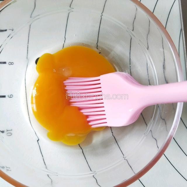 准备一只蛋黄。