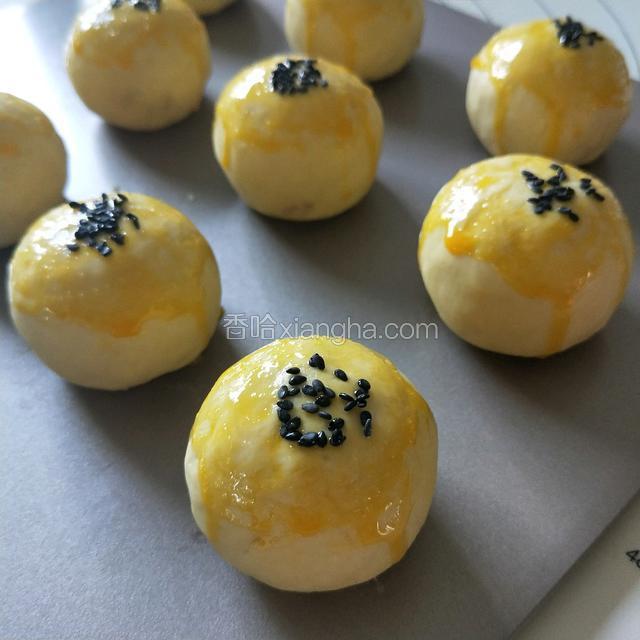 在表面可以撒一些黑芝麻装饰。