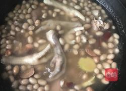 花生鸡爪猪脚汤的做法图解5