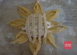 Illustration of how to make sunflower buns 21