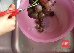 冰凉葡萄香蕉汁的做法图解1