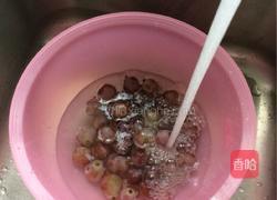 冰凉葡萄香蕉汁的做法图解2