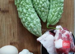 猪肉酿苦瓜的做法图解1