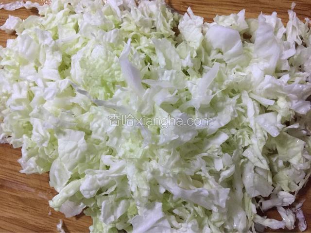将白菜洗干净，沥干水分，切碎备用