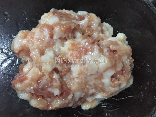 将肉洗净剁碎