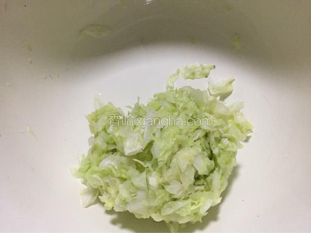 用手将腌制一会儿的白菜中的水分挤干