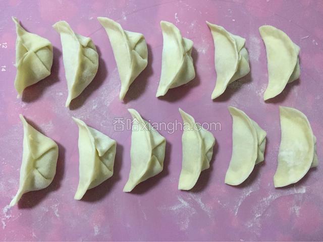 这是包好的饺子，排排坐，是不是像那么回事？