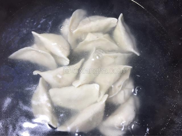 煮的时候一定要水大开后下锅，水里放少许盐。下锅后要不断用勺子的背部轻轻推动，以防沾锅。待饺子都浮起后，盖上锅盖，再次开后，开盖，大开后加少许冷水，开后再加冷水，再开后就可以出锅享受美食了。