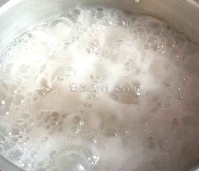 将生蚝，鲜虾和姜蓉下煲里开大火煮沸5分钟