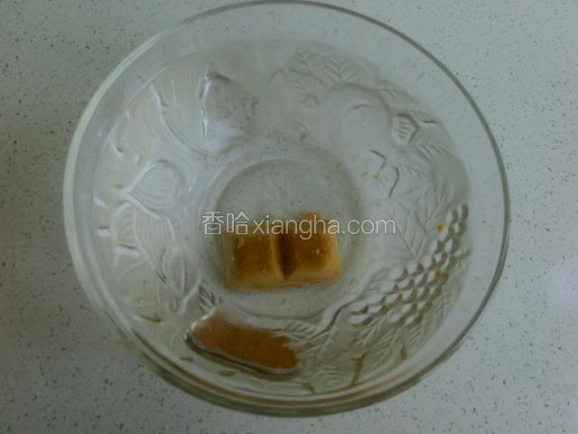 接满水，辣鸡粉放进水里。