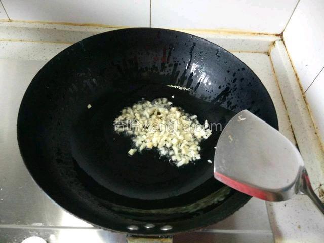 锅里下油，油热后放入蒜末稍微炒一下
