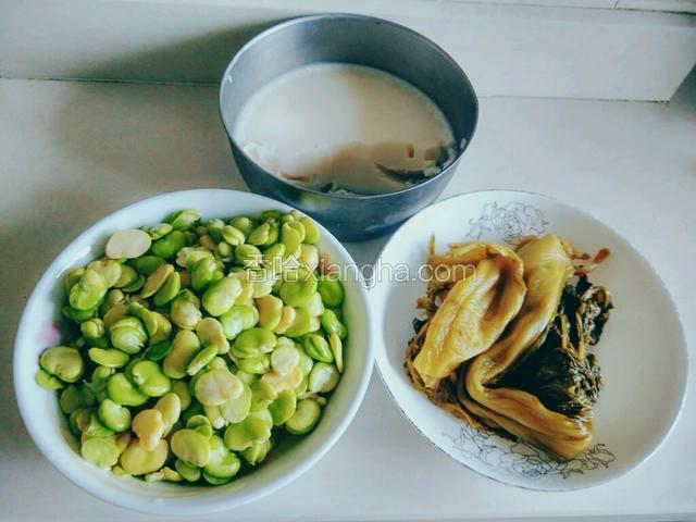 准备好所需食材，酸菜、蚕豆洗净。