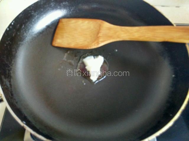 炒锅烧热，加入5克猪油，烧热。