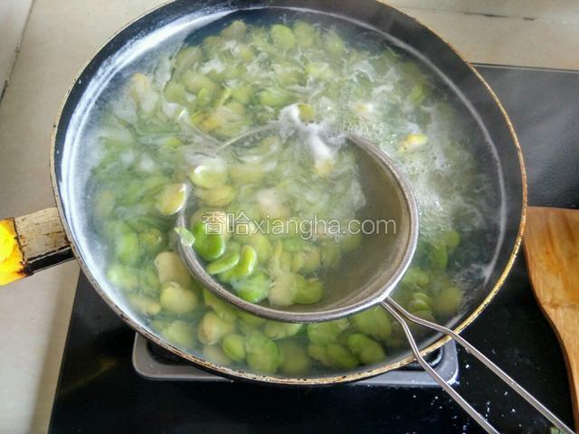 加入开水烧热，锅内有白色浮沫，用漏勺捞出。