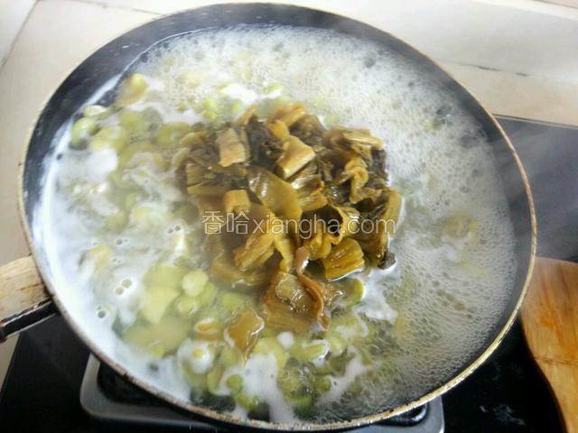 锅内水开，将锅底的酸菜翻到蚕豆上面煮。这样可以保持，酸菜脆嫩的口感。