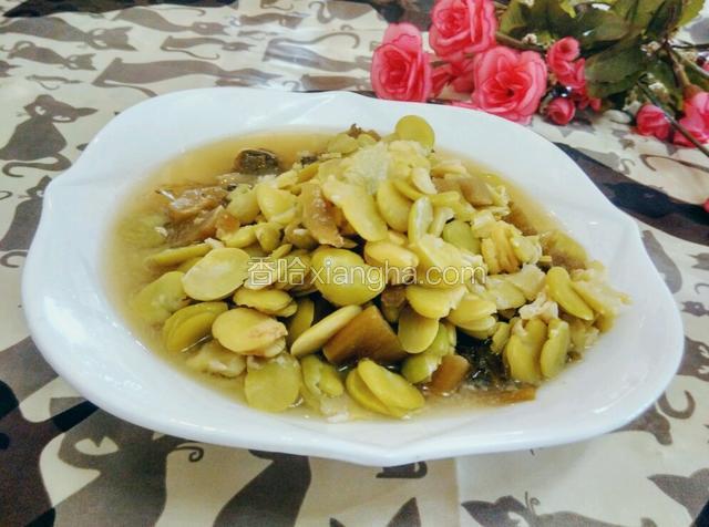 汤汁中淡淡的蚕豆香，混合着酸菜酸爽的口感，特别好喝；嫩嫩的蚕豆，入口即化，非常好吃。