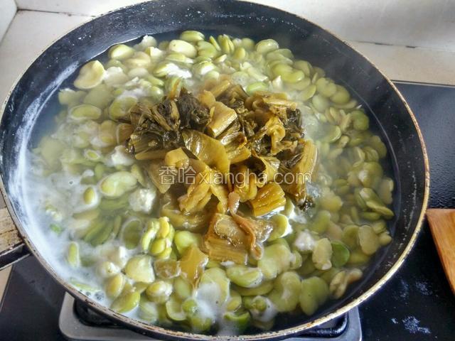 煮大约20分钟，汤汁减少一半，即可关火装碗。