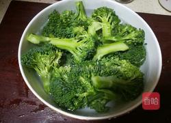 西兰花炒鸡肉的做法图解1