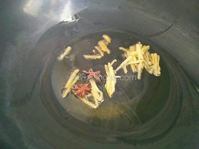 锅内倒油烧热，将八角和姜丝煸香。