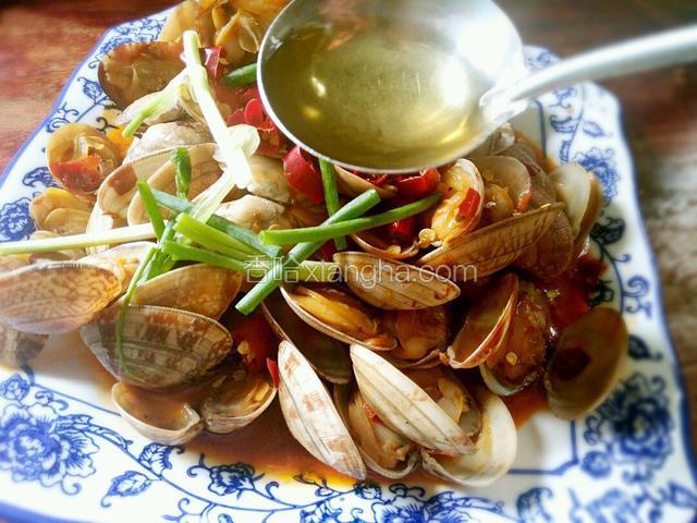 烧至冒烟的热油均匀淋浇到辣椒段上，撒上香菜叶。