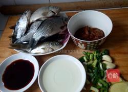 酱炖小鲫鱼的做法图解1