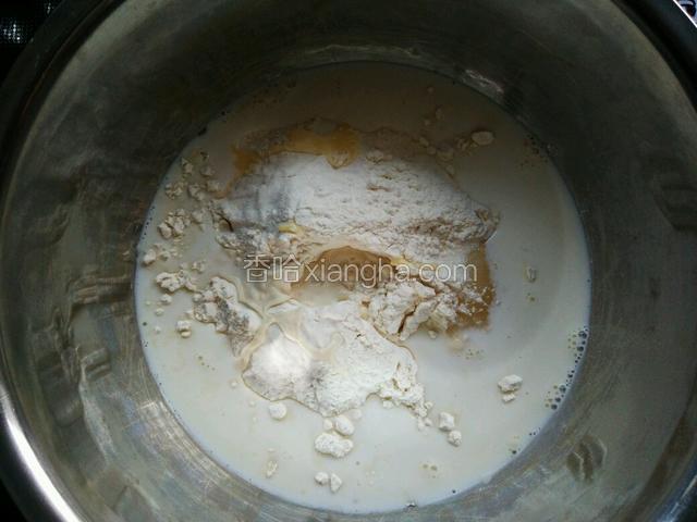 称好所有食材，将除了酵母黄油盐之外的所有材料放入盆中。牛奶先预留10g。
