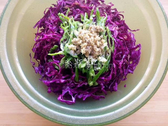 在蒜蓉上撒适量食盐、花椒粉，淋上生抽、白醋和香油；