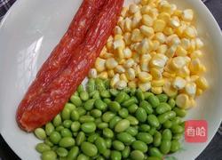 玉米甜豆炒腊肠的做法图解2