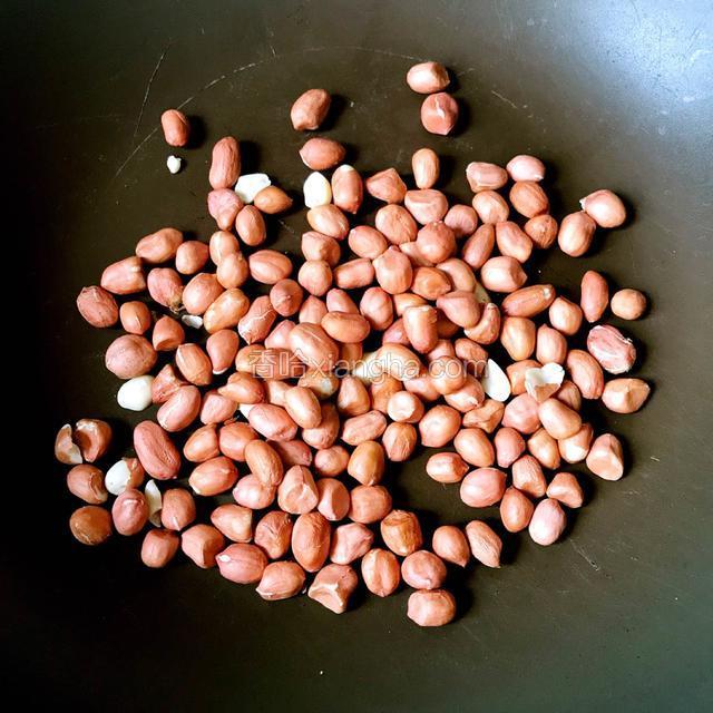 把花生米放入锅中，中小火干炒