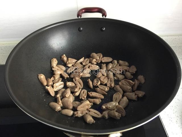油锅烧热倒入鸡心翻炒。