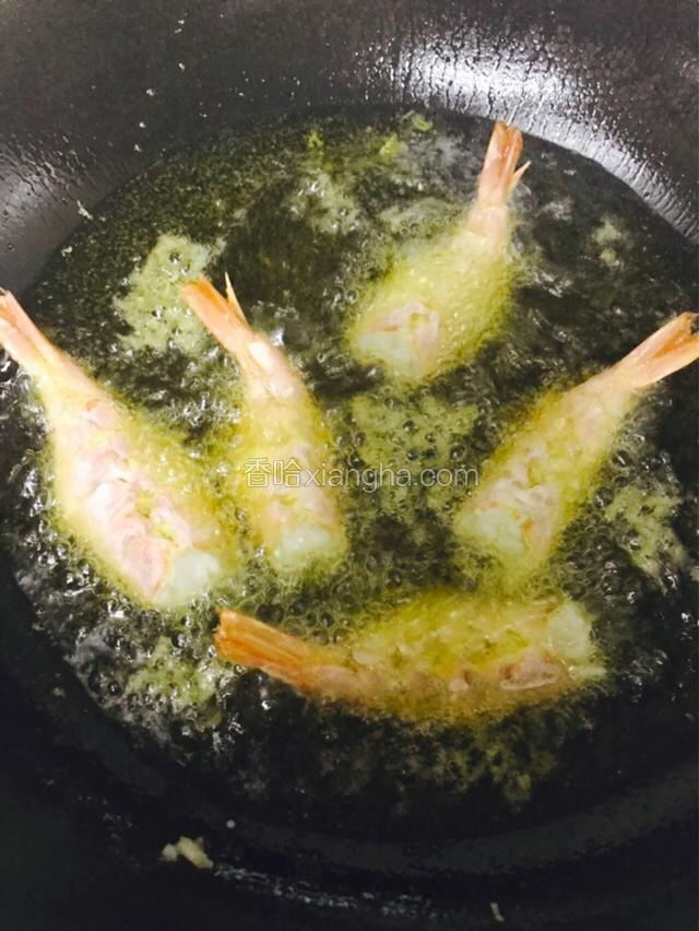 入锅油炸，油炸一分钟，捞出，热油锅再复炸一次