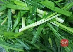 花蛤炒韭菜的做法图解1