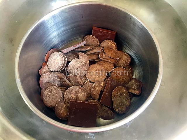 巧克力隔水融化后放入冰箱冷藏。