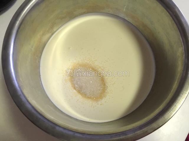 淡奶油加入白砂糖打发。
