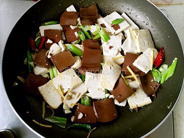 炒至鸭血变色，豆腐微黄