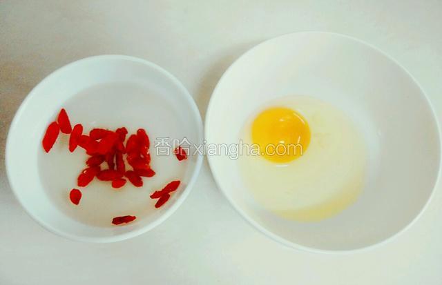 将鸡蛋打入一个中号饭碗中，枸杞加水淘洗干净。