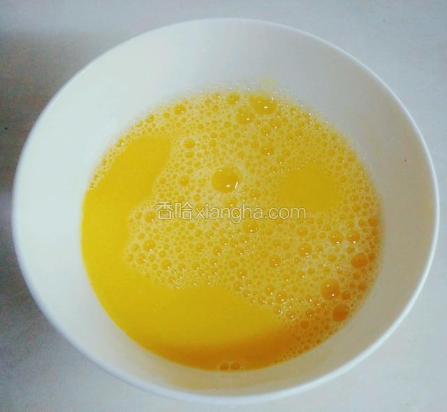 这时蛋液上会有一层泡沫，将碗倾斜，用筷子将泡沫赶到碗边。然后将筷子平行于碗边，将泡沫赶出去。
