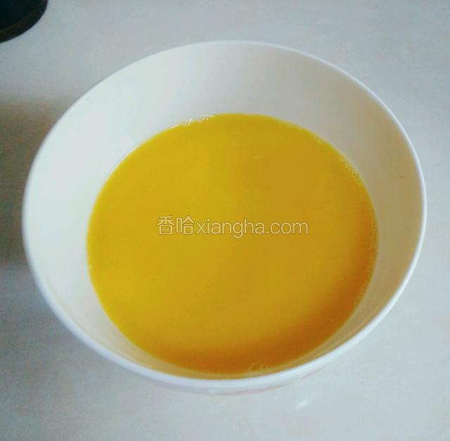 这样看，一碗表面光滑的鸡蛋液，是不是很漂亮啊。