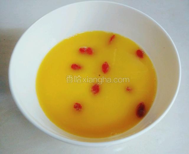 将洗净的枸杞，放入鸡蛋液中。