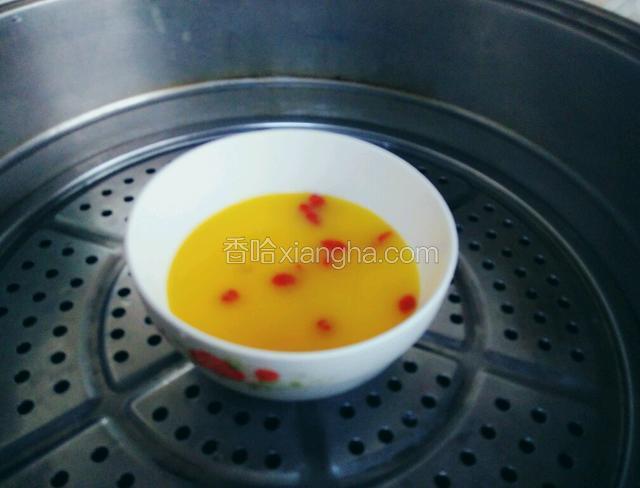 蒸锅大火烧开，放入鸡蛋碗。