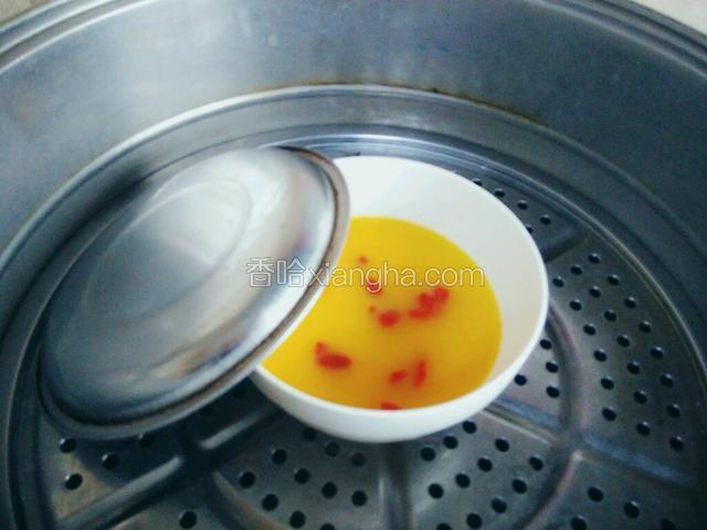 用一个盘子，盖住蛋碗。