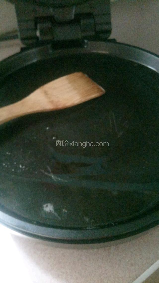 电饼铛烧热，放入少量油。